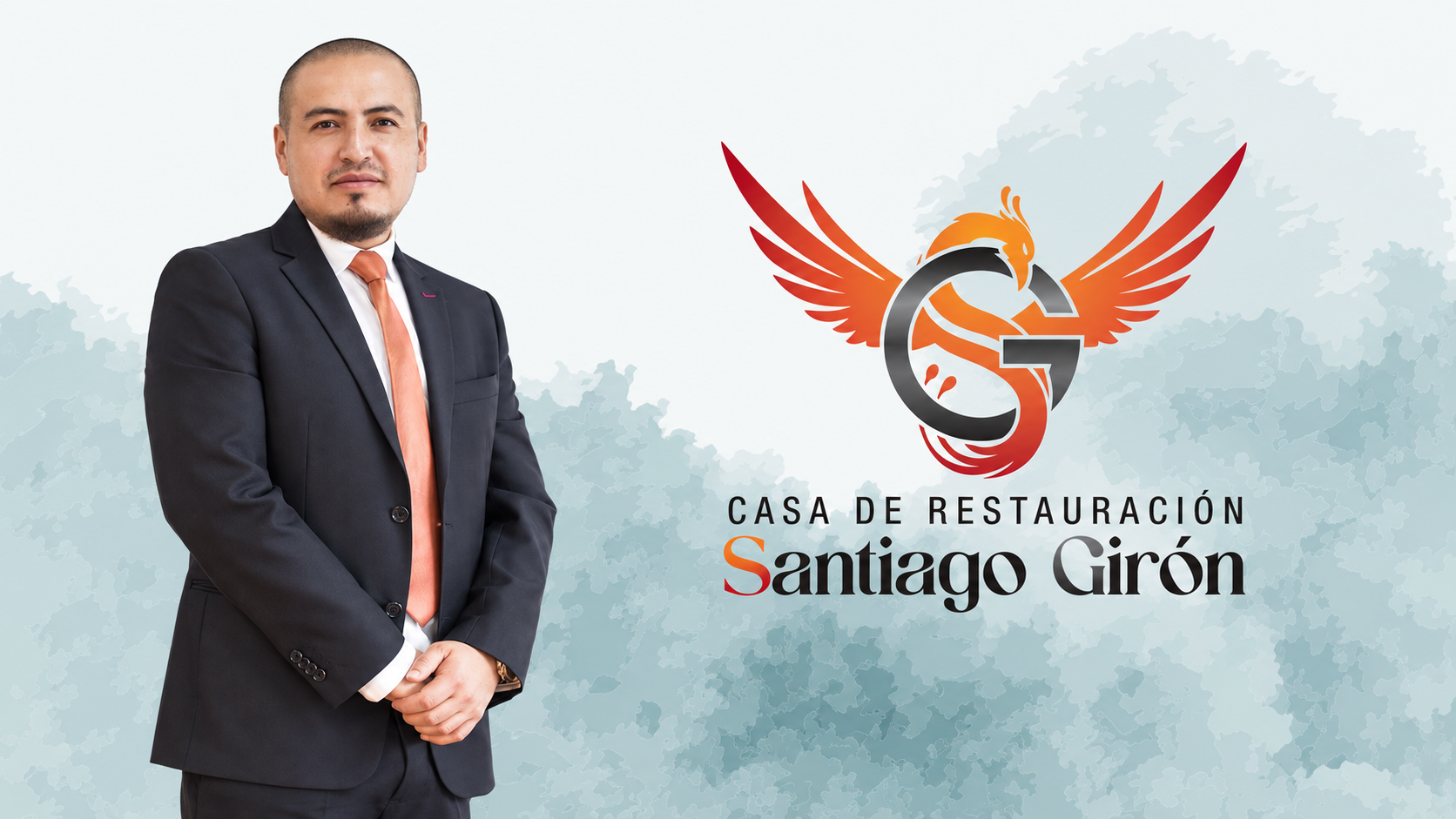 Santiago Girón junto al emblema de la Casa de Restauración Santiago Girón