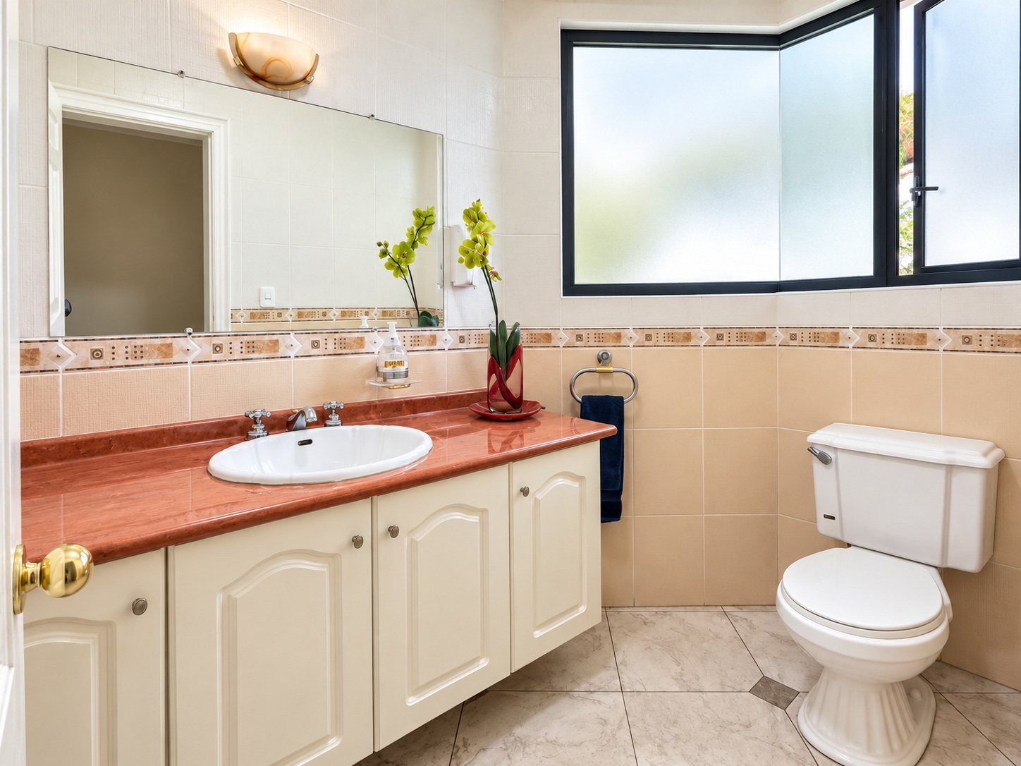 Baño con encimera roja de Casa Santiago Girón
